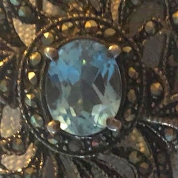 Vintage pin with a large Blue Oval Stone on cut our filigree design - Picture 2 of 5